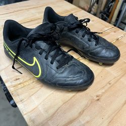 Kids Size 5 Nike Soccer Cleats 