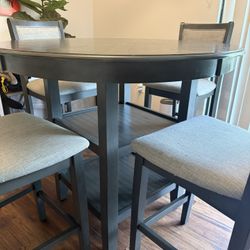 Dining room table and 4 chairs