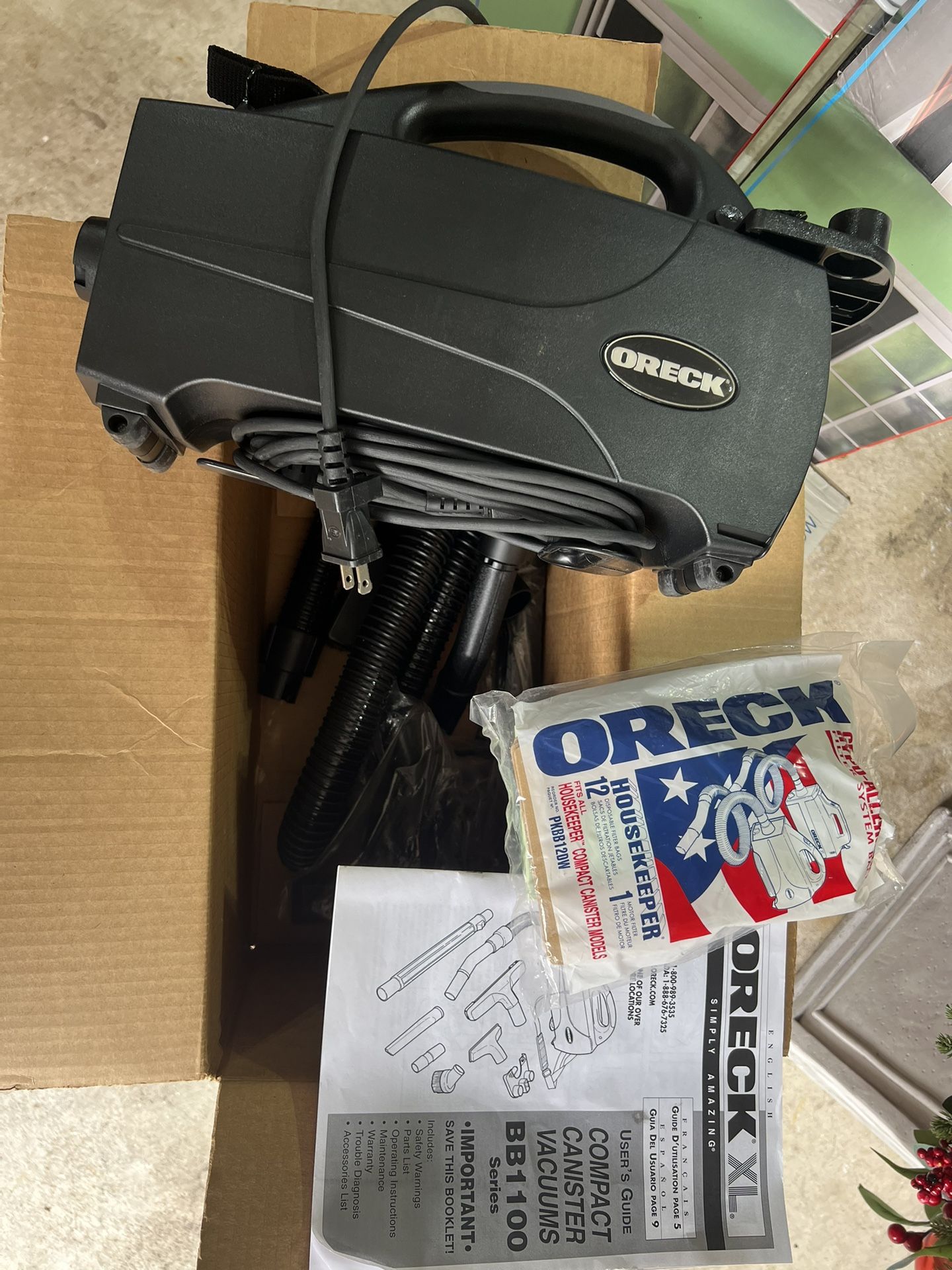 ORECK BB1100DB VACUUM NEW IN BOX WITH EXTRAS