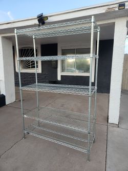 Metal shelving unit