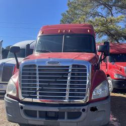 Freightliner Cascadia 2014  Truck Low Roof