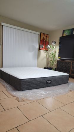 NEW KING SIZE BEAUTY REST PRESURE SMART MATTRESS FOR SALE! IN EXCELLENT CONDITION, FREE DELIVERY