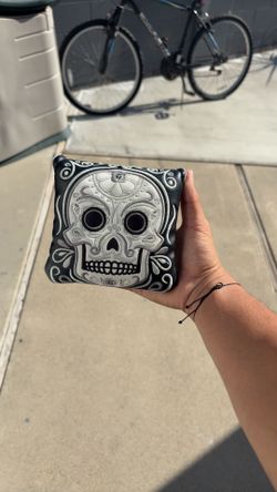 Selling my authentic TaylorMade Limited Edition Día de los Muertos mallet putter headcover.  Features the embroidered sugar skull design with premium 