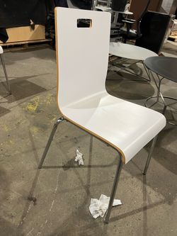 Modern KFI Seating White Stackable Conference / Café Chairs – Chrome Frame – Commercial Grade