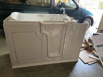 Safe step hydro tub