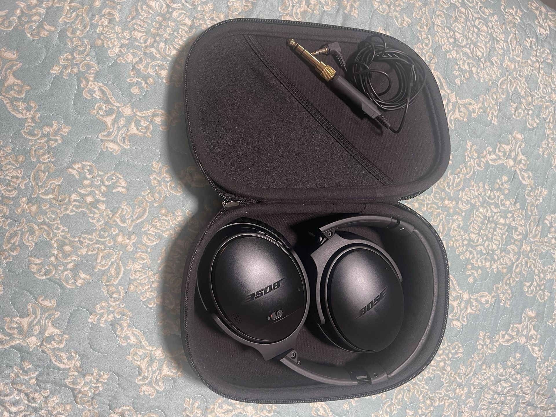 Bosé QC35 In Excellent Condition It Comes With Case Headphones Adapter And Charging Cable