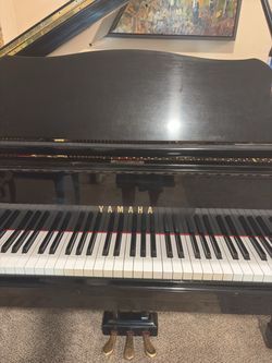 Yamaha. Baby grand piano. Gloss black. Gorgeous!!