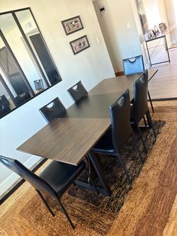 Nearly NEW  (7) Piece Dining Set!