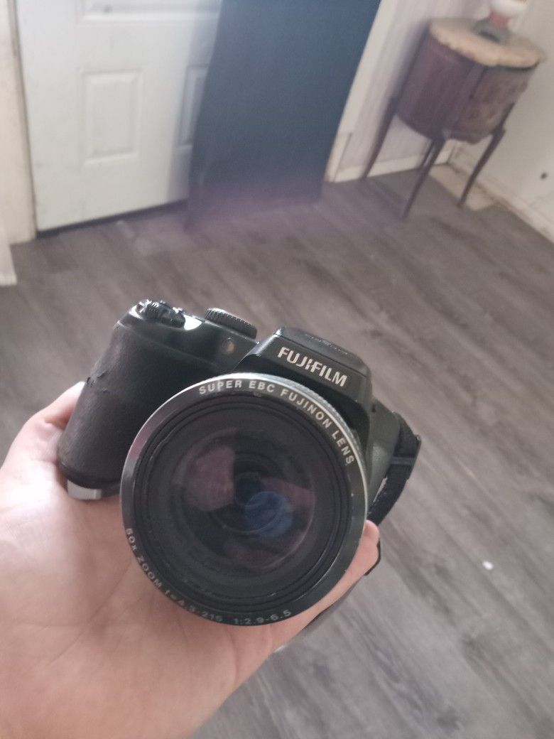 FujiFilm FinePix S9750 Camera Black 16 MP 50X Zoom

