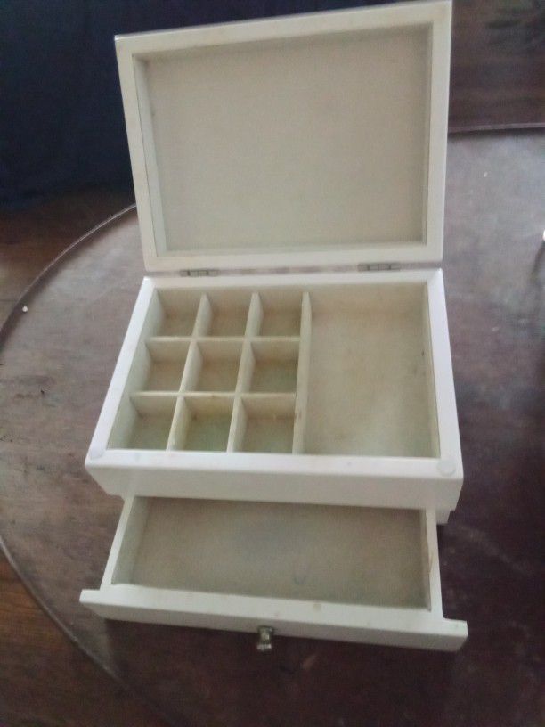 Jewelry Box In Good Condition