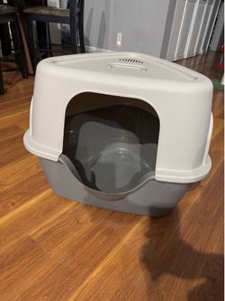 Amazon Basics Cat litter box with lid