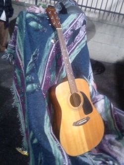 Solid-top Fender DG-8S NAT acoustic guitar