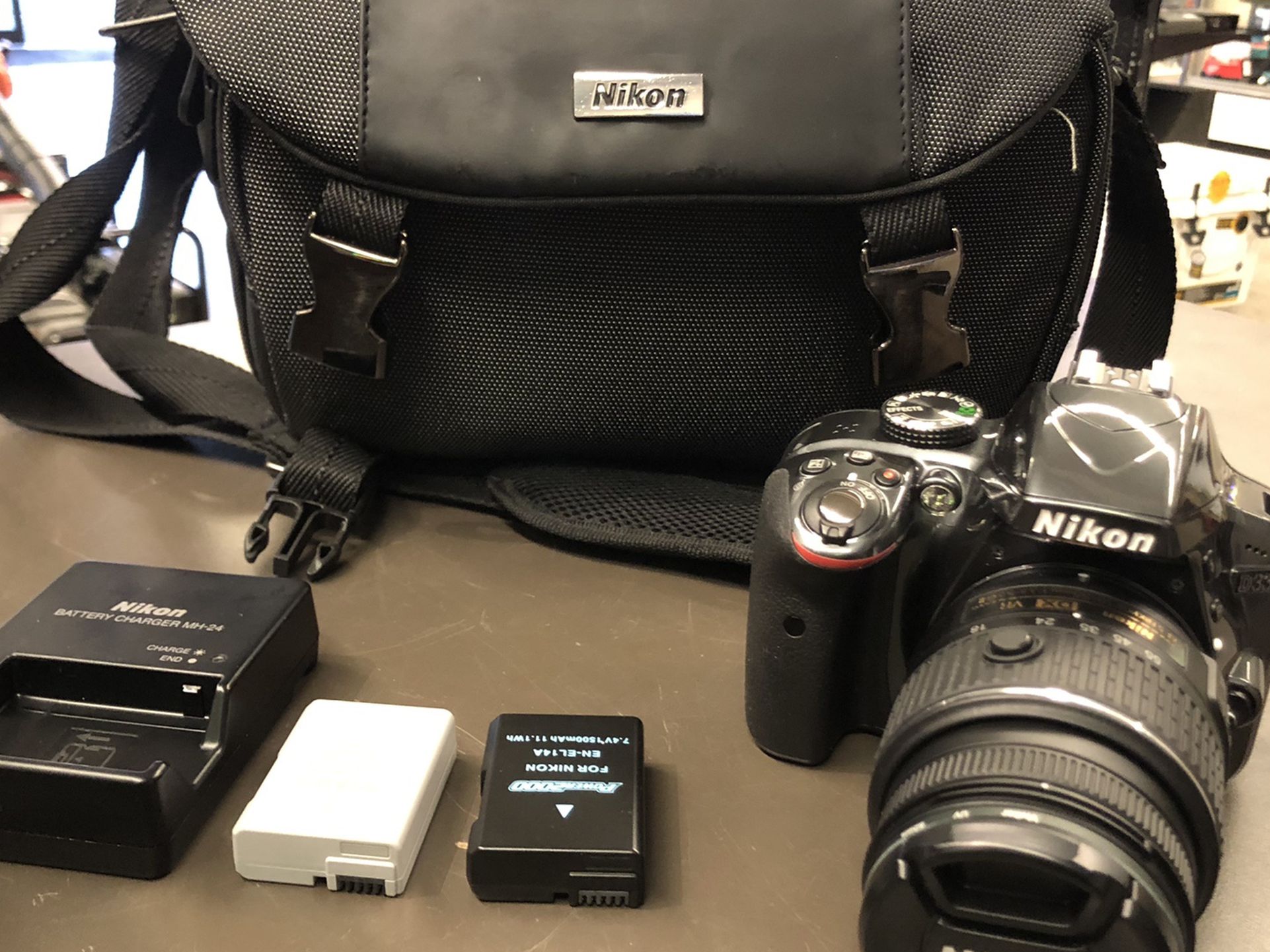Nikon D3300 SLR canera 24.2 MP W 18-55 Lens 2 Batt Charger Bag And Sd Card No Trades Pick Up In Tacoma