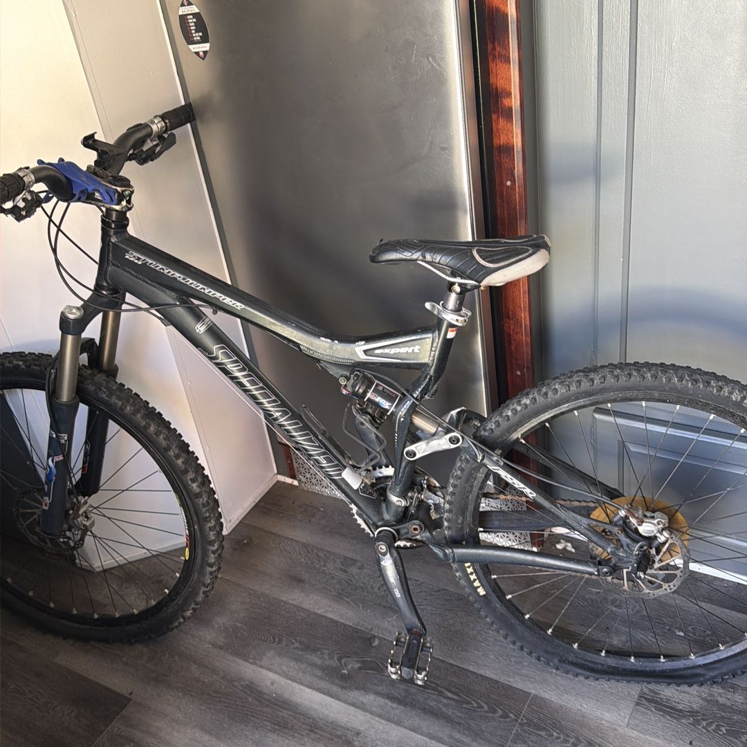 Specialized mountain bike it’s called a stump jumper expert fox shocks 120 FSR