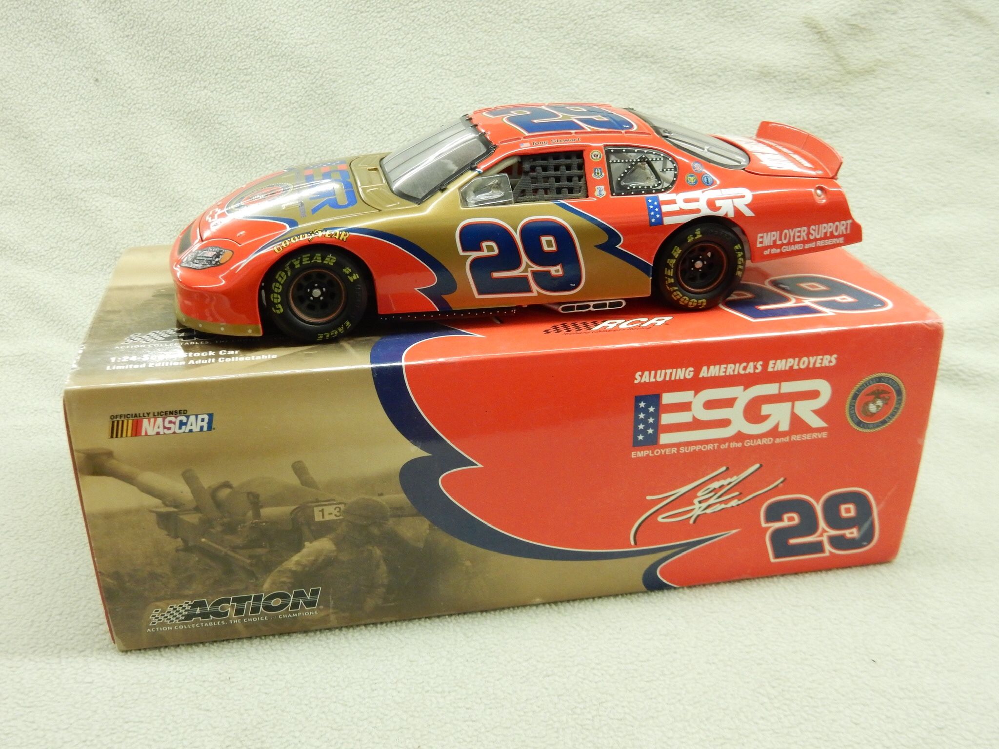 NASCAR Tony Stewart #29 1:24 Scale Stock Car 2004 Monte Carlo ESGR Racing Collectible