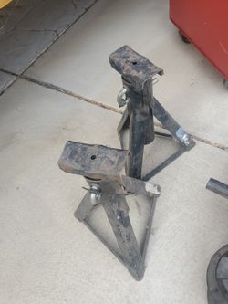 2 Metal Jacks
