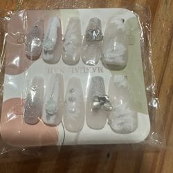 Medium size long length press on nails  Uñas postizas de tamaño mediano y longitud larga