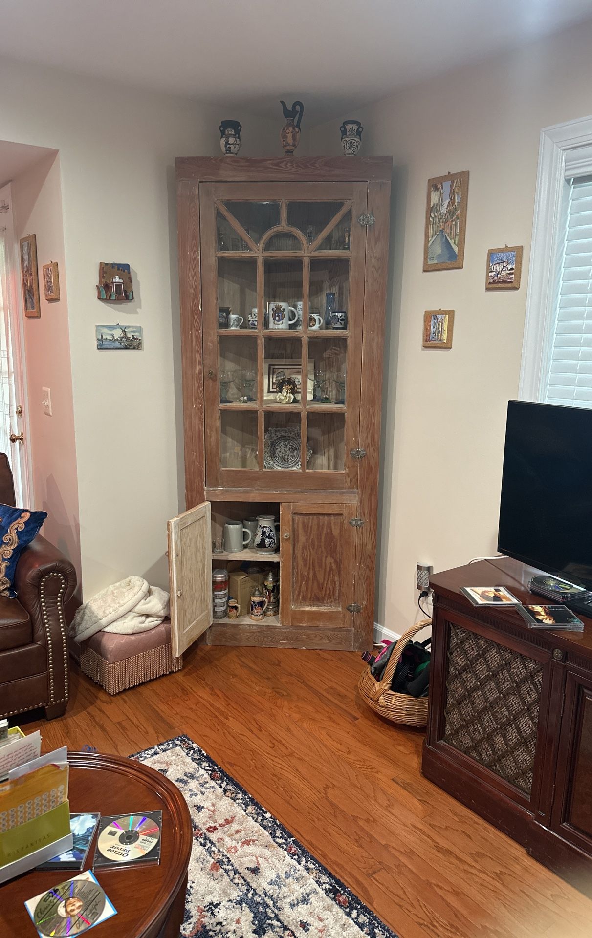 Built-in Corner Hutch