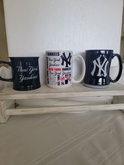 3 NEW YORK YANKEES COFFEE MUGS ALL IN EXCELLENT CONDITION