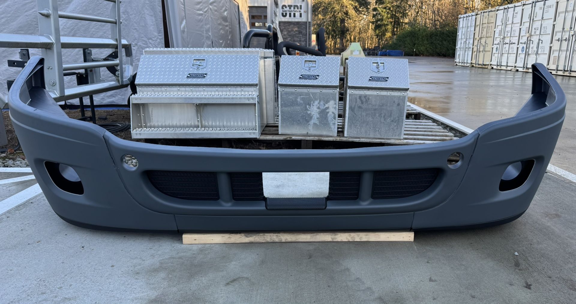 High-Quality P3 Freightliner Cascadia Bumper Up To 2017 With Fog Lights