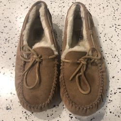 UGG Dakota Tans Slippers women sz 9 bottom grips tie front shearling warm moccasin Preowned condition please see photos and ask questions