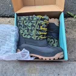 Mountain warehouse kids boots.