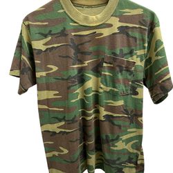 Vintage 80s Pocket Tee Camo Soft Single Stitch.   Measurements PTP 19.5”  Top to Bottom 26”   Has slight orange mark on collar but blends in see photo