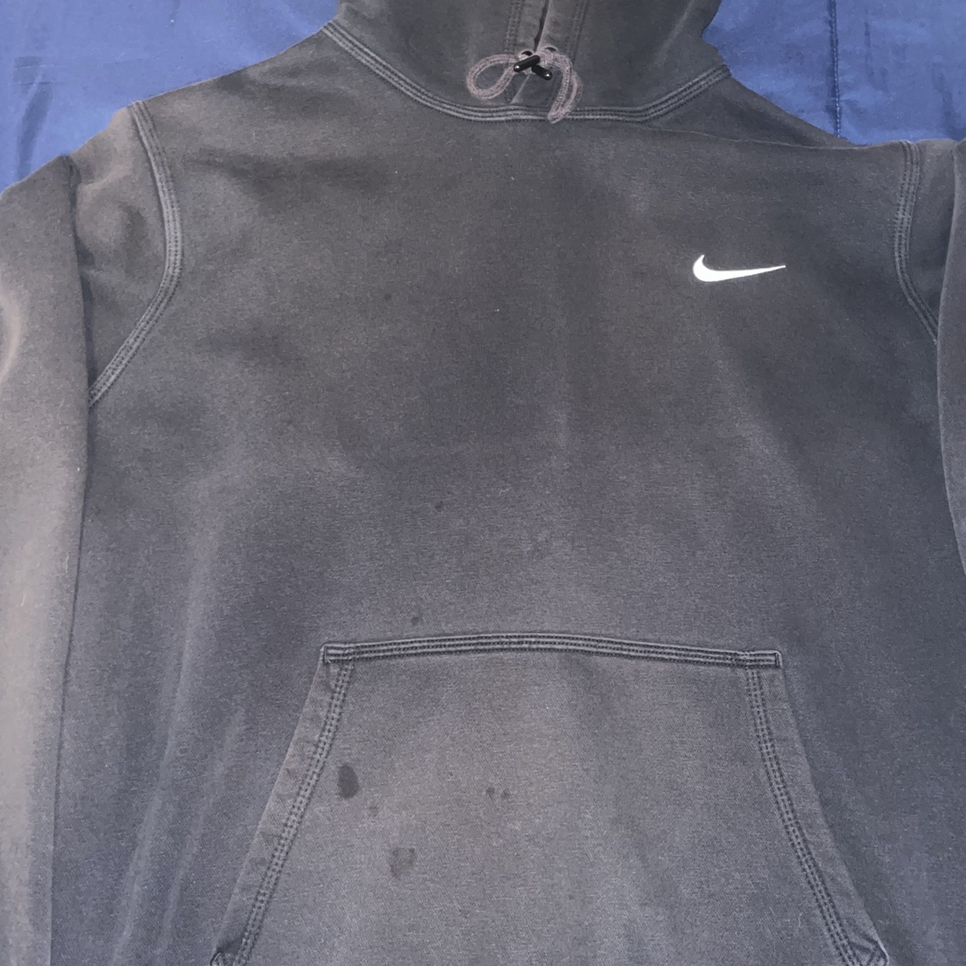 NIKE HOODIE WORN SIZE M10$ pickup* light stain not noticable only w flash*