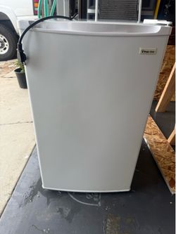 Magic chef mini fridge with freezer$190