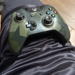 2 Xbox One Controllers 