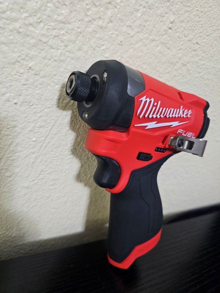 MILWAUKEE M12 1/4 IMPACT DRIVER