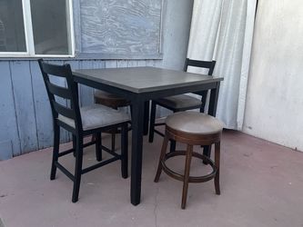 High dining table with two chairs and two bars stools in good condition