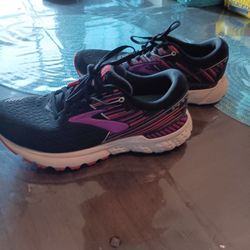 Nike Brooks Size8