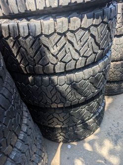 37x12 50R17 TOYO BRAND TIRES set de 4 llantas en perfecta condición