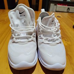 Nike aire axis size 8.5 womens.  Nike aire zoom wildhorse size  7.5. Skechers  performance. Golf  size. 9