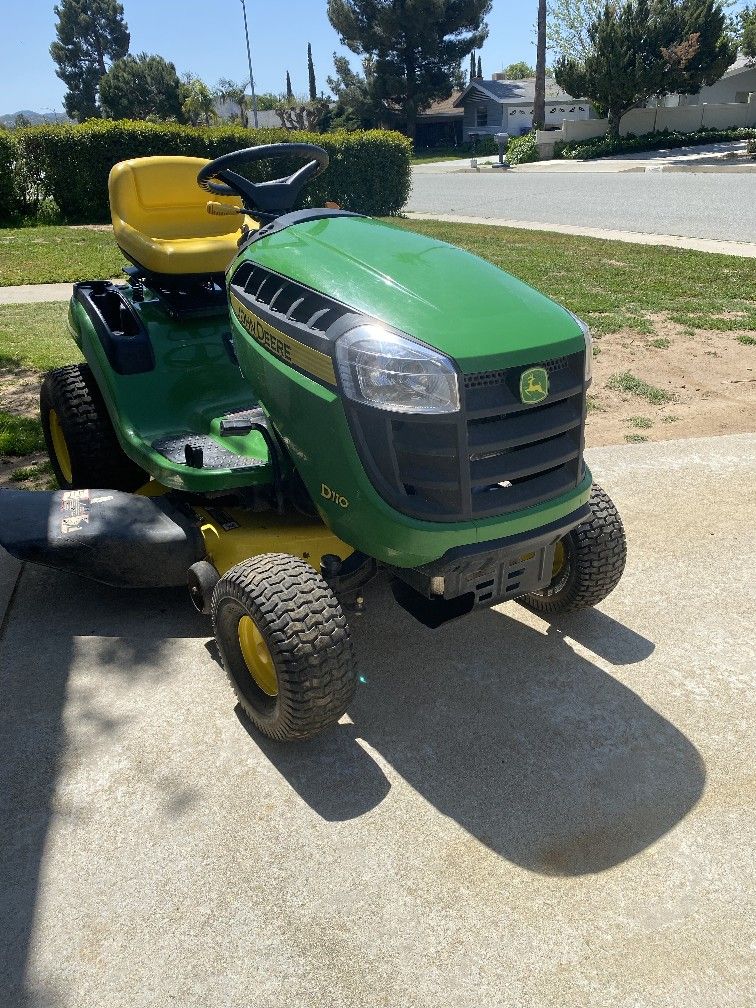 John Deere D110 Riding Lawn mower
