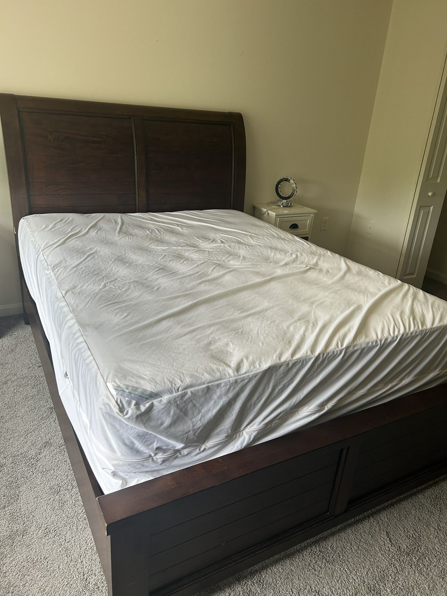 Queen Bed Room Set 