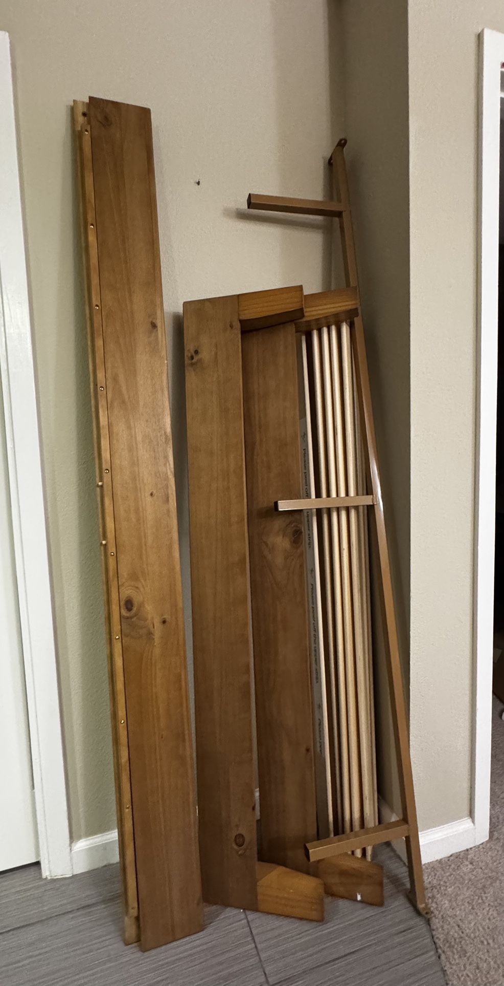 Zinus Wood Bed frame — Queen, Rustic pine