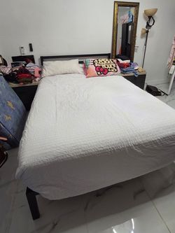 Modern Black Metal Bed Frame with Mattress