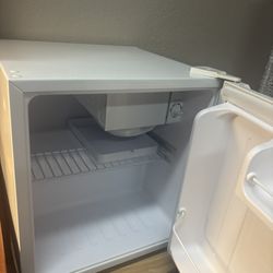 Mini Fridge- IGLOO 