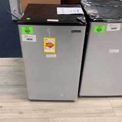 MAGIC CHEF MINI REFRIGERATOR