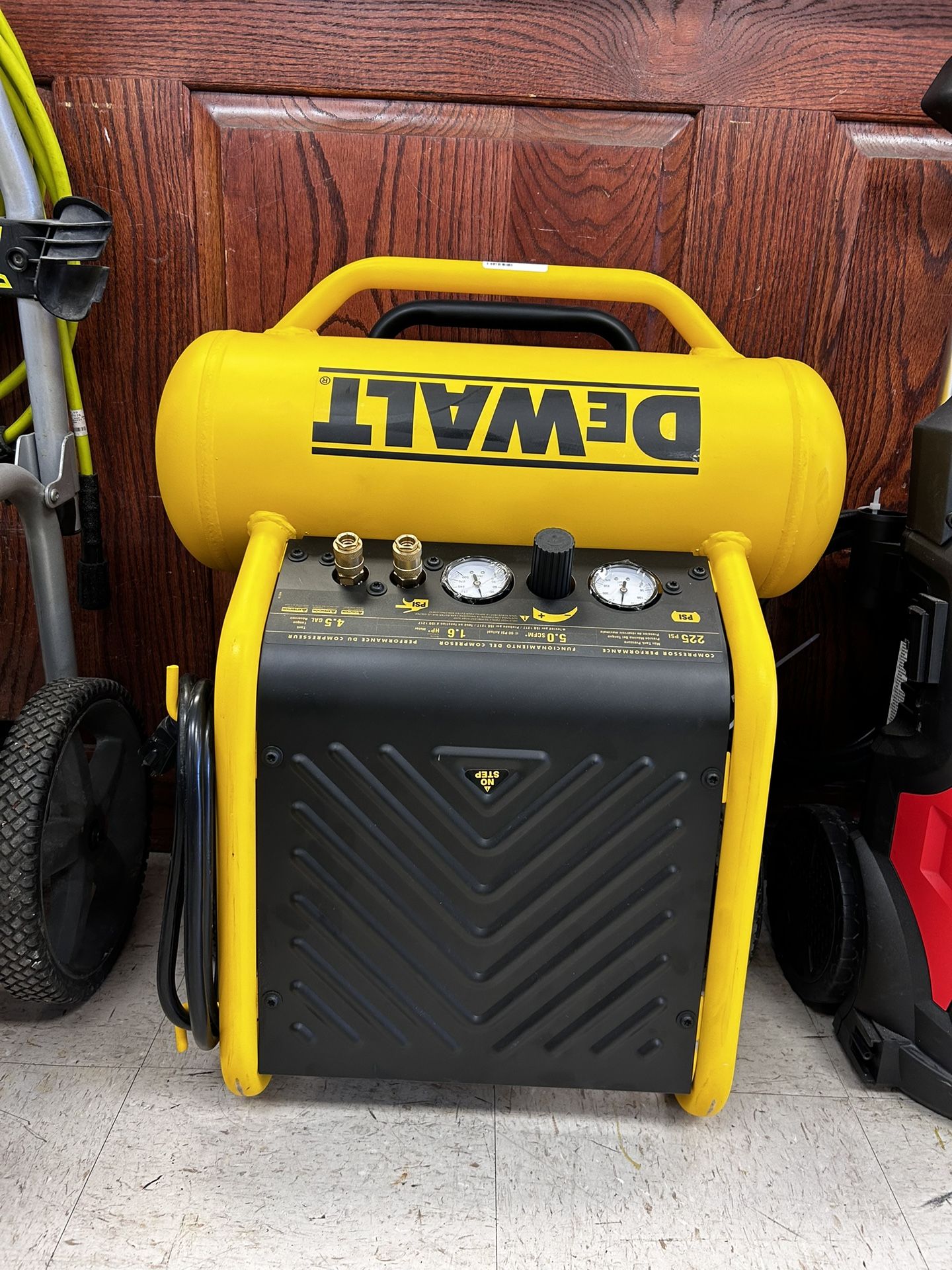 Dewalt 225 Psi 2.5 Gall Air Compressor