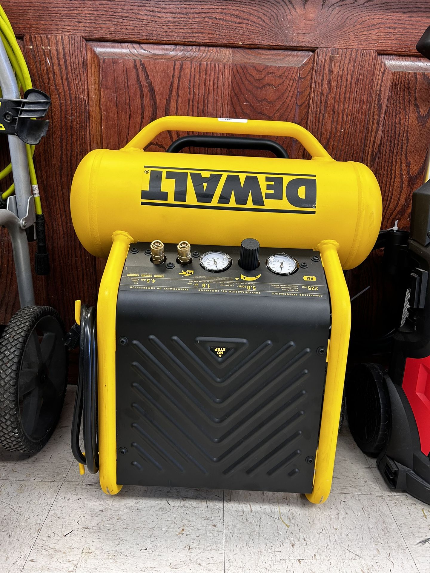 Dewalt 225 Psi 2.5 Gall Air Compressor 