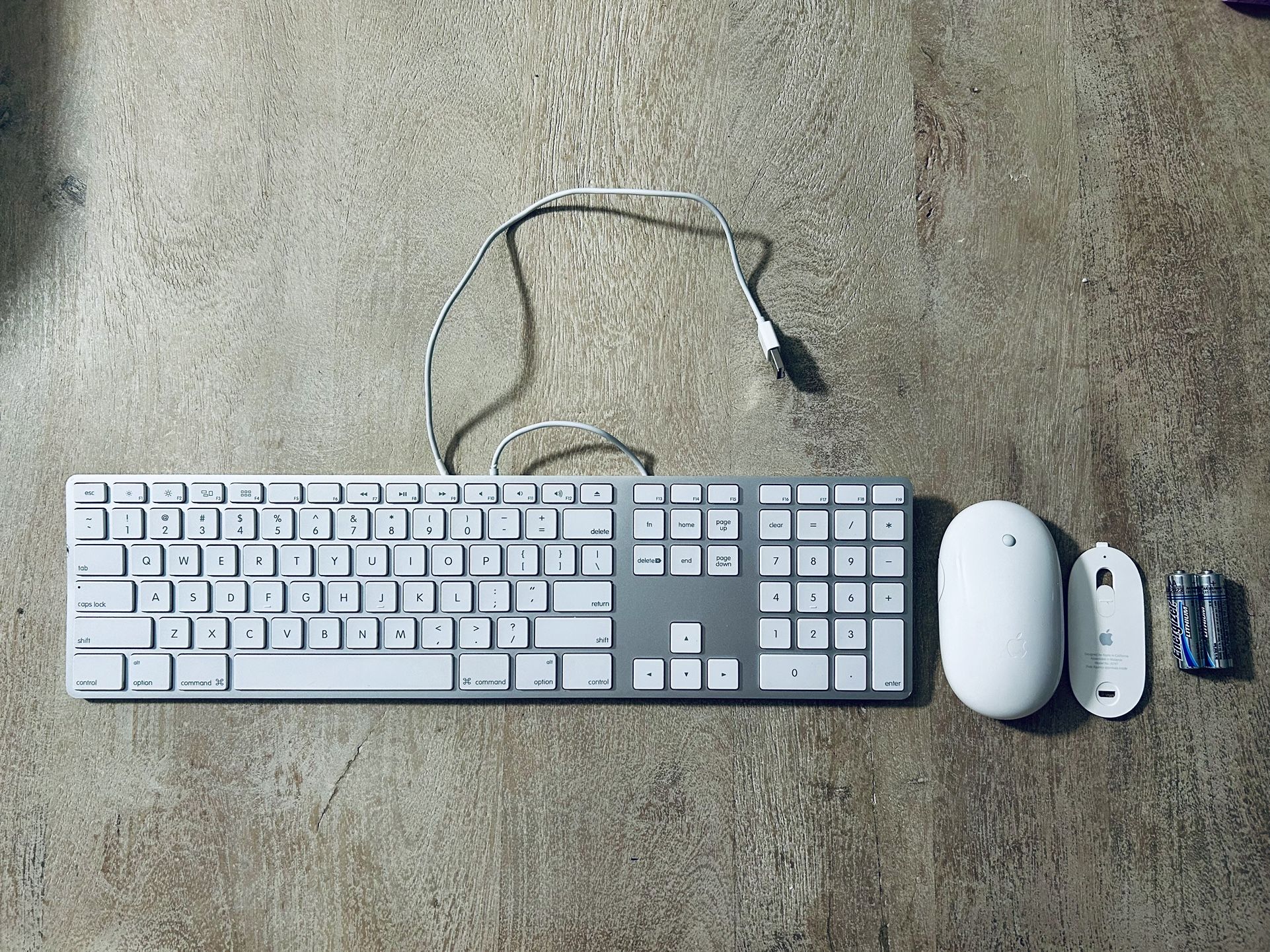 NEW Apple keyboard / Wireless Mouse