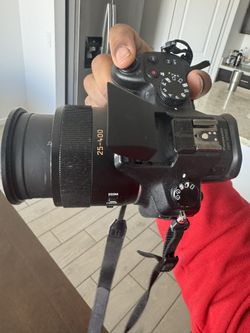 Panasonic FZ1000 Superzoom Bridge Camera