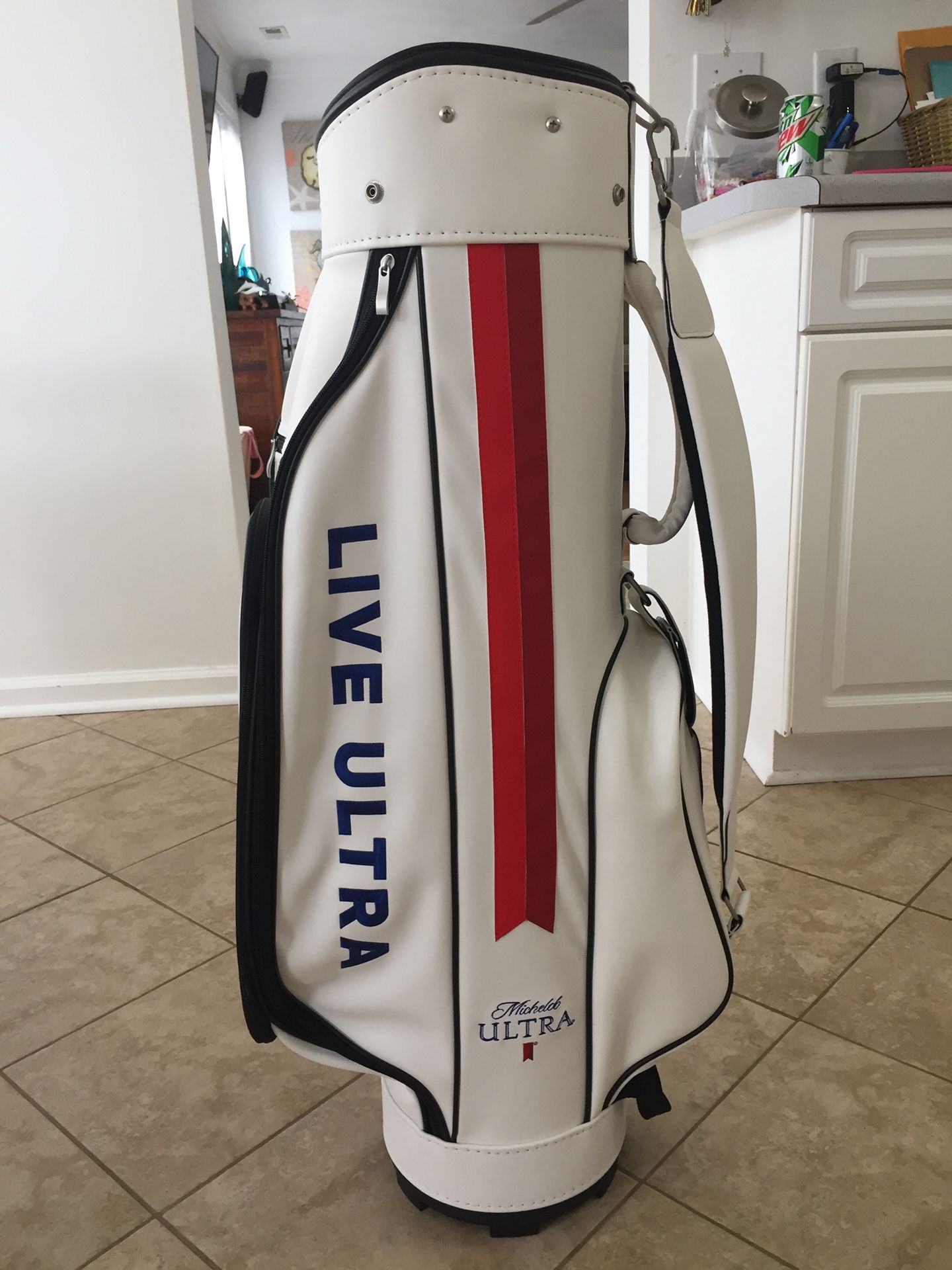 Michelob Ultra Golf Bag BRAND NEW for Sale in Virginia Beach, VA
