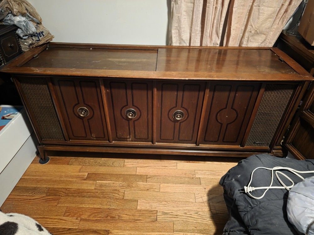 Vintage Stereo With Record Player