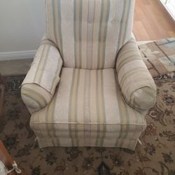 Chair single seat/couch very comfy best offer need space
