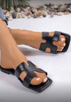Sandals Size 8 And 9 .. Only 15 Dlls