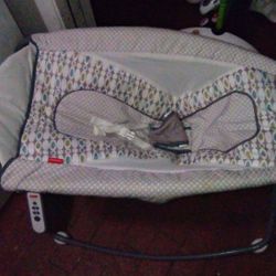 FISHER PRICE SELF ROCKING BASSINET PLAYS MUSIC 